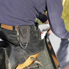 Ein Klempner der Metall auf einem Flachdach bearbeitet